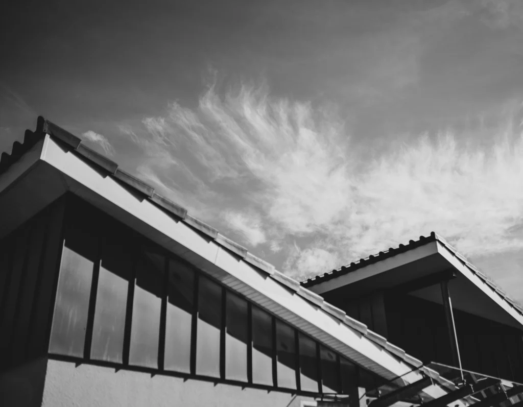 Außenfoto mit Himmel und Praxisgebäude