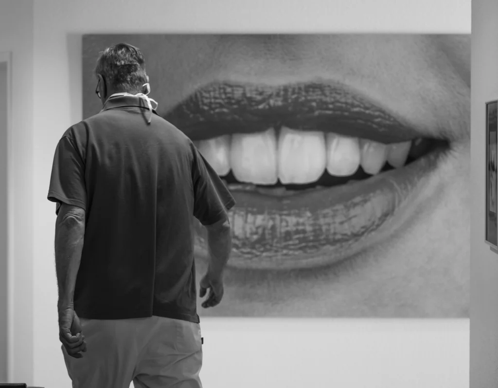 Jens Goepel geht durch seine Praxis