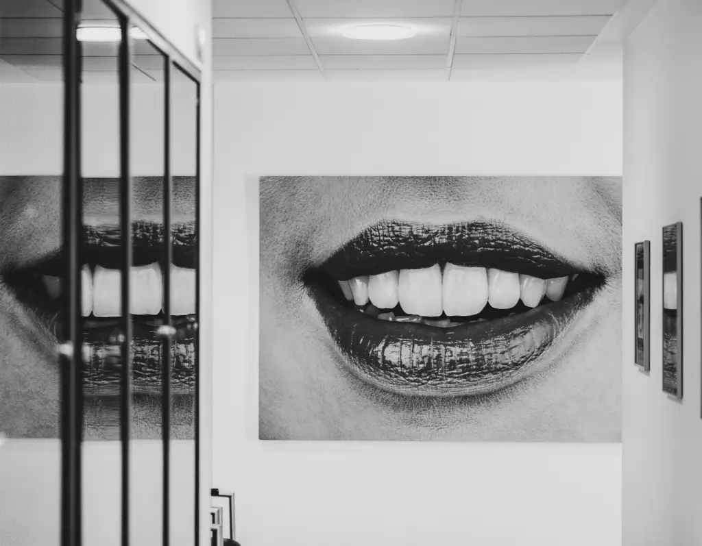 Praxisdekoration Bild mit lächeldem Mund mit hellen Zähnen